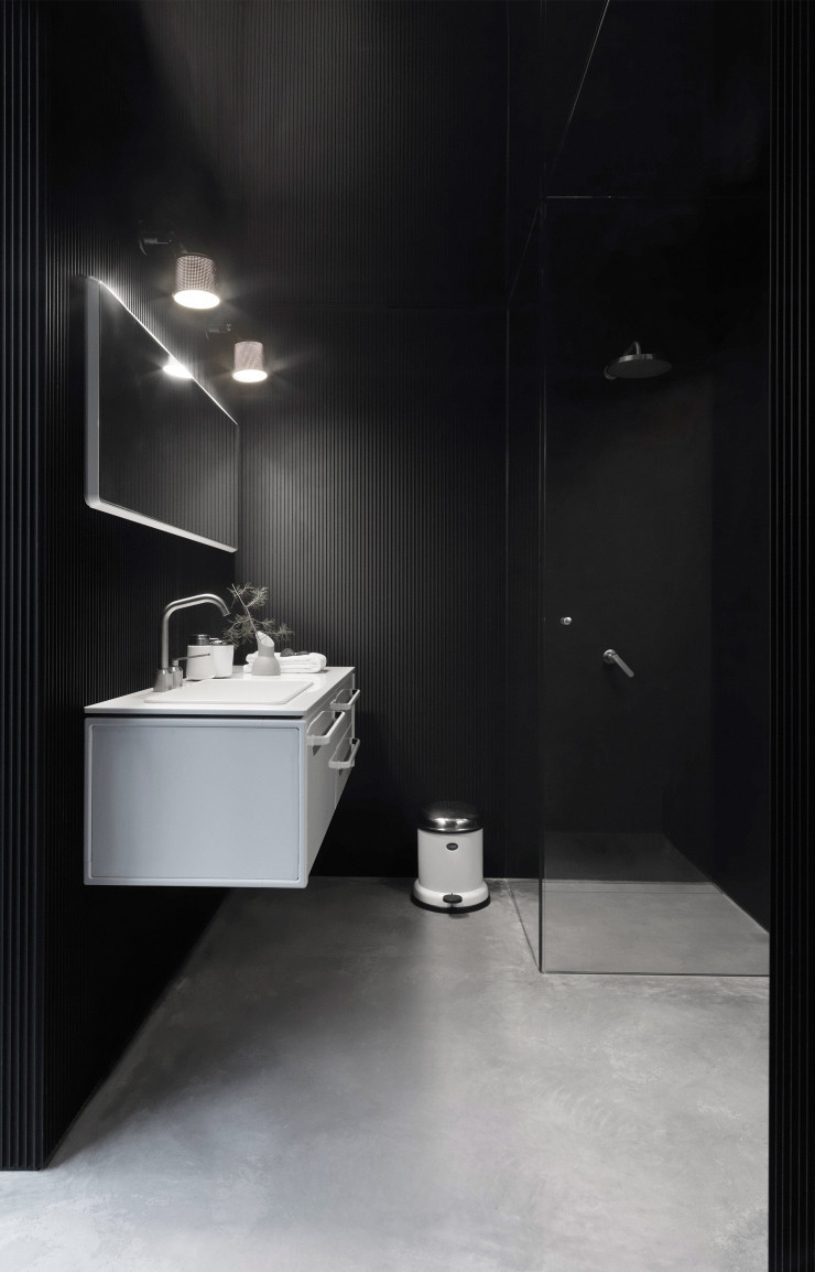 Shelter est intégralement équipé par Vipp. La salle de bains, de plain-pied, se situe dans une pièce isolée.