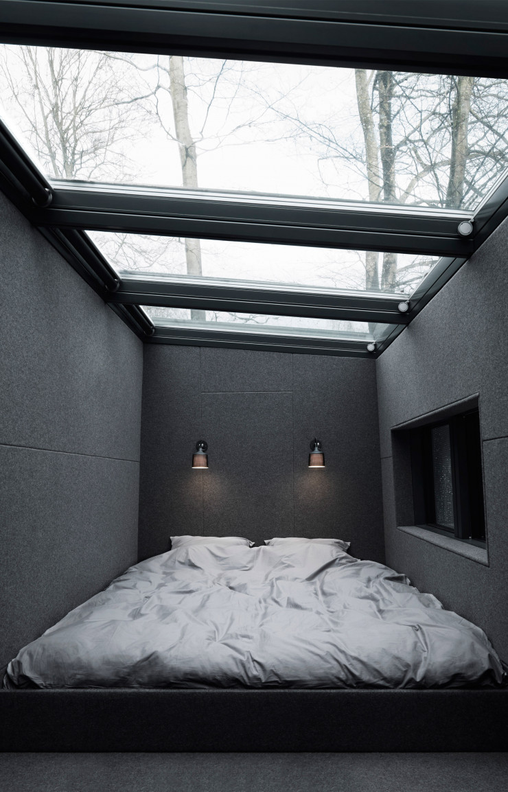 Au-dessus de la salle de bains, on accède par une échelle à un lit double posé en mezzanine.