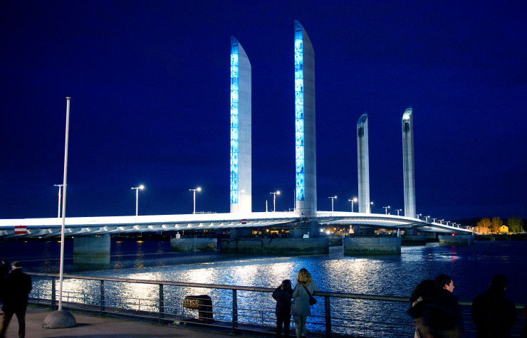 « Pont Chaban-Delmas » (2013), de Yann Kersalé, sur le pont de Thomas Lavigne et Christophe Chéron, à Bordeaux.