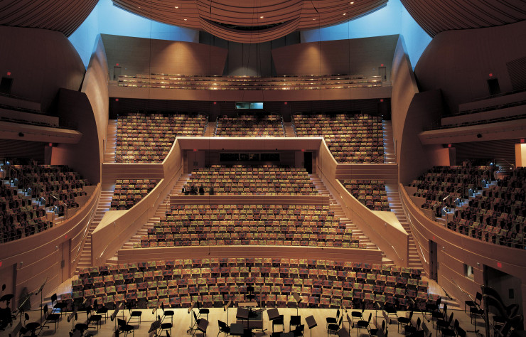 Poltrona Frau habille les assises du Walt Disney Concert Hall (2003) de Frank Gehry à Los Angeles.