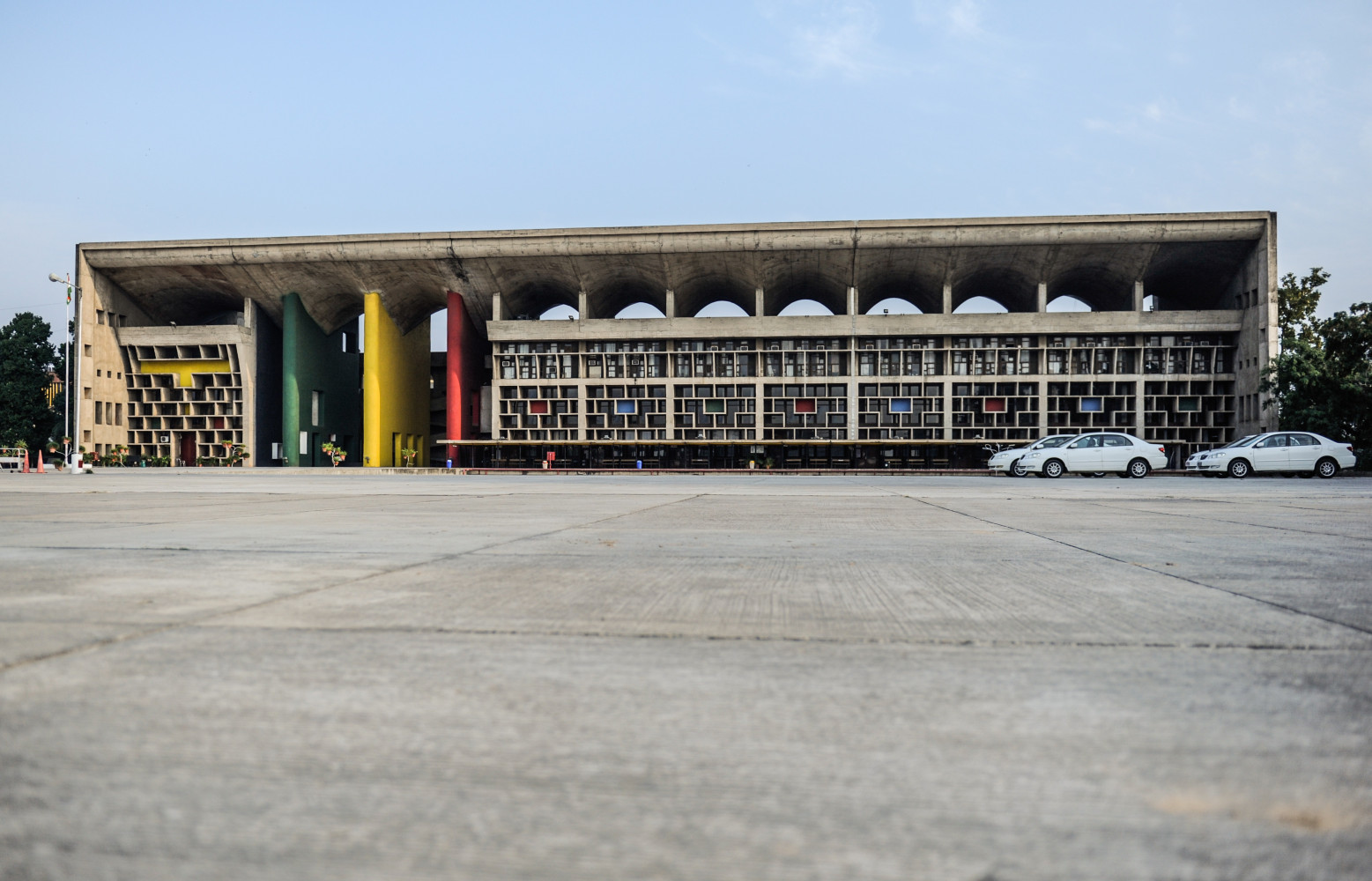 Le Complexe du Capitole signé Le Corbusier et Pierre Jeanneret à Chandigarh (Inde).