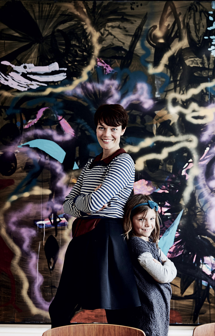 Vibeke et sa fille Nanna prennent la pose devant une peinture de l’artiste suédoise Anna Odell.