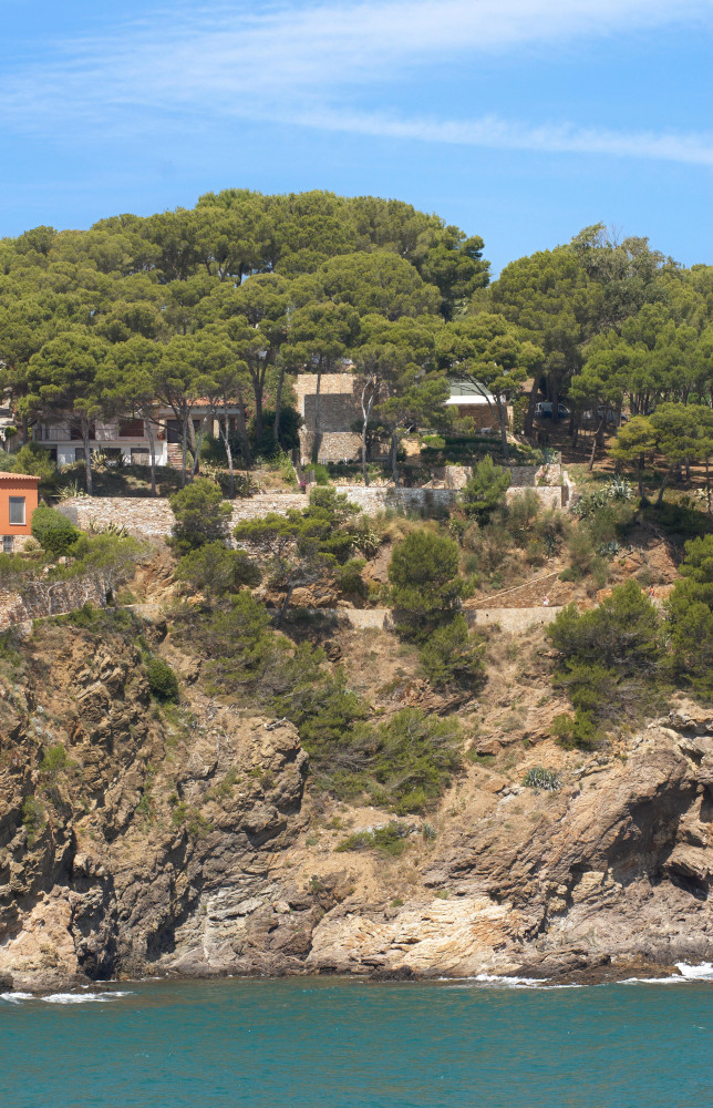 La maison se trouve à Begur, sur la côte catalane. Les architectes ont voulu construire une habitation...