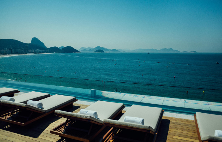 Depuis le rooftop avec piscine de l’Emiliano, le regard plonge dans la baie de Rio…