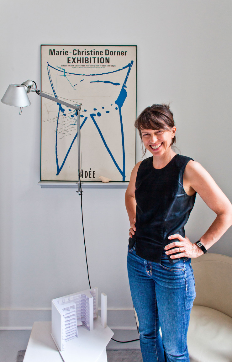 Marie-Christine Dorner et une maquette à l’agence Dorner Design.