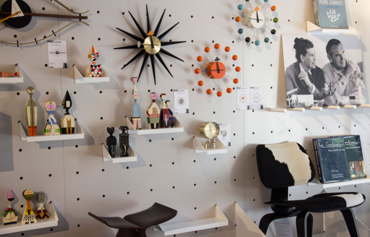 Tout l’espace de RBC Vintage est une ode au design des années 50 à 70. Le fauteuil « LCW » (Vitra) sous l’œil bienveillant de ses créateurs Ray & Charles Eames, et la « Ball Clock » de George Nelson (Vitra).