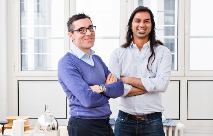Le duo de designers Patrick Jouin et Sanjit Manku dans leur agence à Paris.