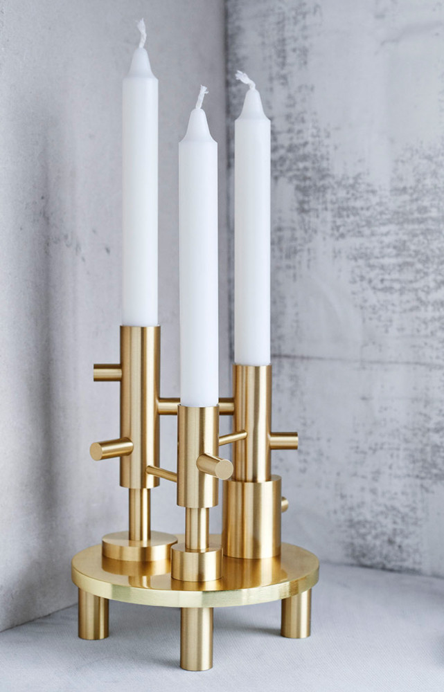 Réinterprétation des candélabres du XVIIIe siècle, du designer espagnol Jaime Hayón, collaborateur de l'éditeur depuis 2011 (à...