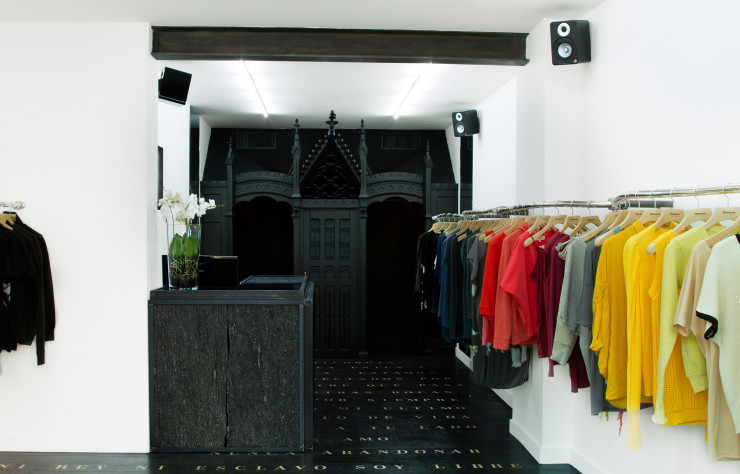 La boutique Misericordia rue de Charonne, ouverte en 2013, est la seule existante en France.