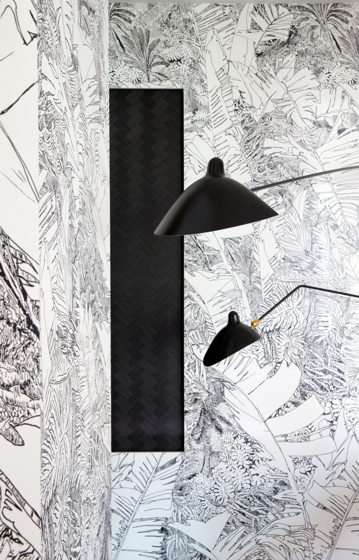 Derrière les appliques de Serge Mouille, papier peint « Jungle » de Tiphaine de Bodman (Petite Friture).