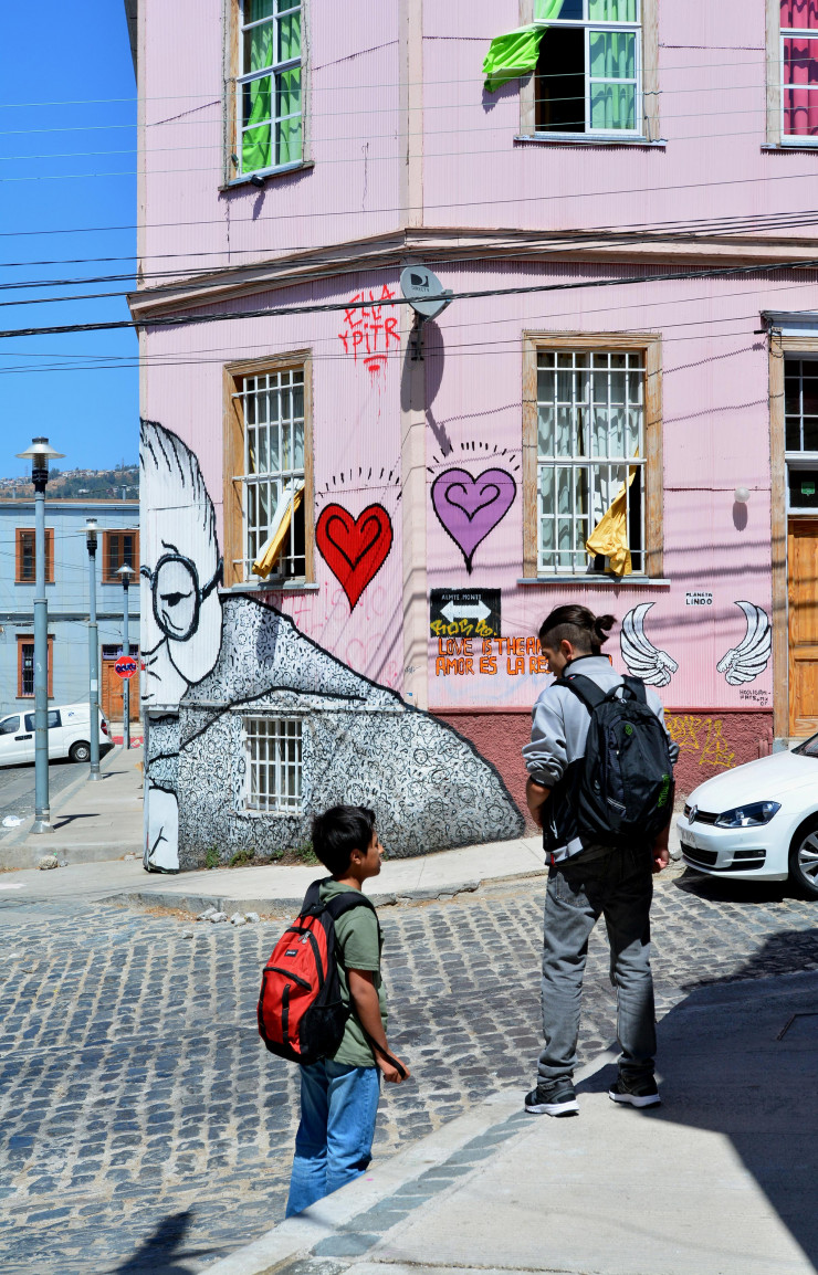 Dans le quartier Alegre, une œuvre des artistes français Ella & Pitr. Bien d’autres artistes du monde ont laissé leur trace sur les tôles de Valparaíso.