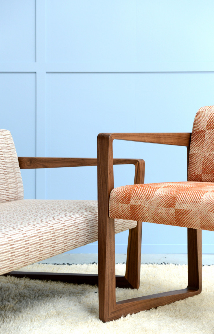 Idéal pour ce sofa et ce fauteuil Billiani, le tissu résistant à l’abrasion et au boulochage.