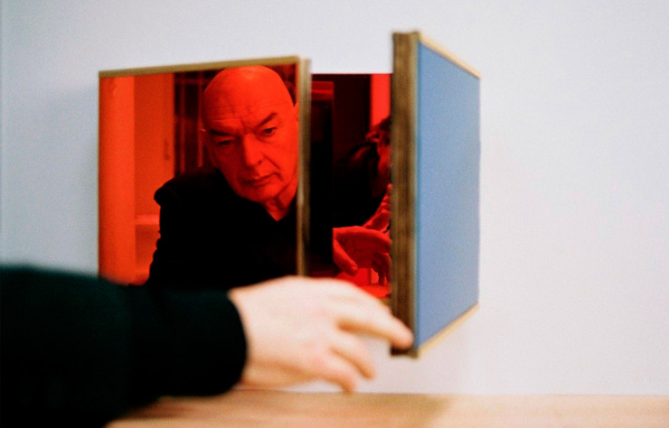 Miroir « Triptyques » (2014) en noyer et miroirs colorés, conçu par l’architecte Jean Nouvel.