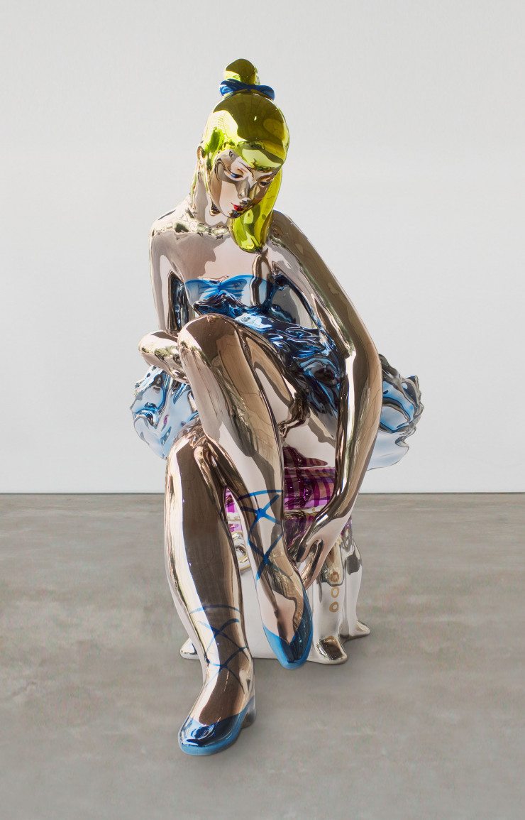 « Seated Ballerina » (2010-2015), de Jeff Koons, en acier inoxydable à la finition poli miroir avec revêtement de couleur transparent.