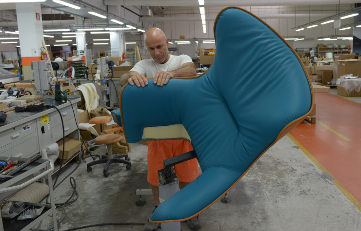 Un fauteuil Mamy Blue signé Roberto Lazzeroni est ici en cours de finalisation.