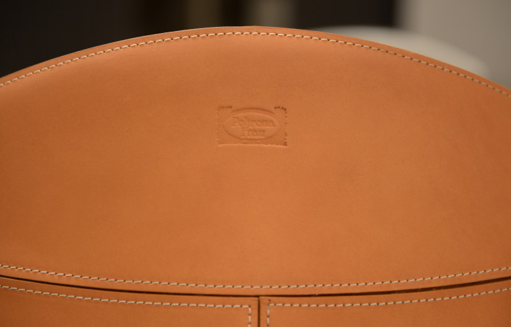Le sigle de Poltrona Frau est marqué au fer sur le cuir de chaque modèle.