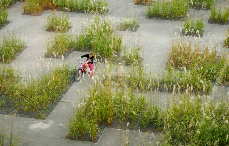 « Flashcode Garden » : recyclage du parking du musée du Lin de Courtrai (Belgique) en jardin, en collaboration avec les paysagistes locaux de Studio Basta (2014).