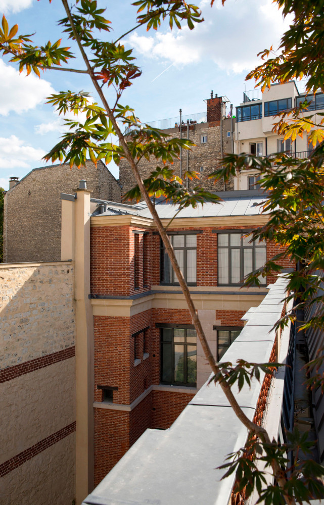 Le loft du dernier étage, avec son exclusif toit-terrasse, domine les toits de Paris avec vue sur...