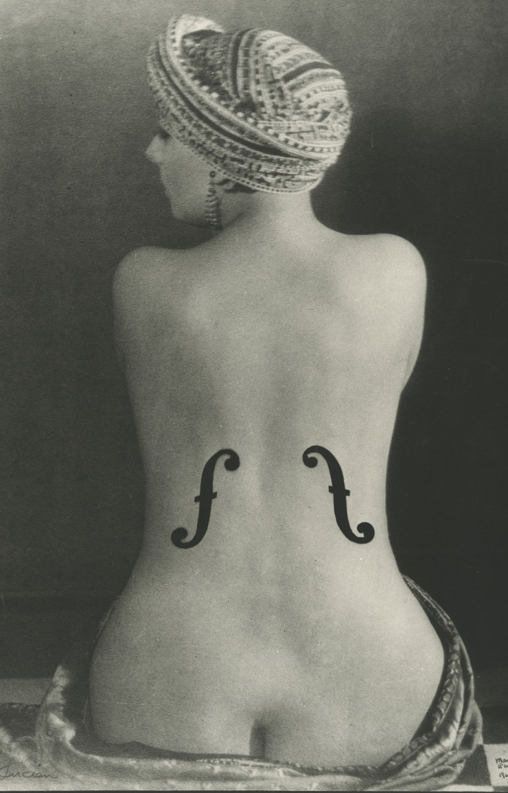 Le violon d’Ingres – Photographie de Kiki de Montparnasse nue, de dos, avec les ouïes d’un violon au-dessus des hanches.Parution, Juin 1924 dans la revue Littérature.