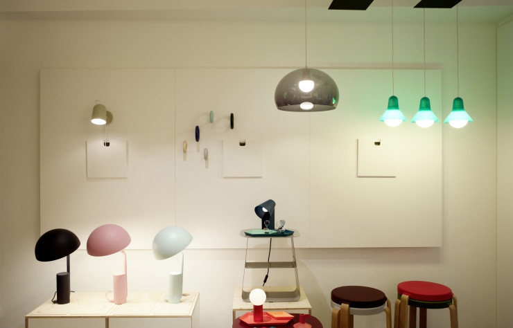 Les luminaires aux formes simples et géométriques, typiques du design nordique, peuplent la boutique aixoise.