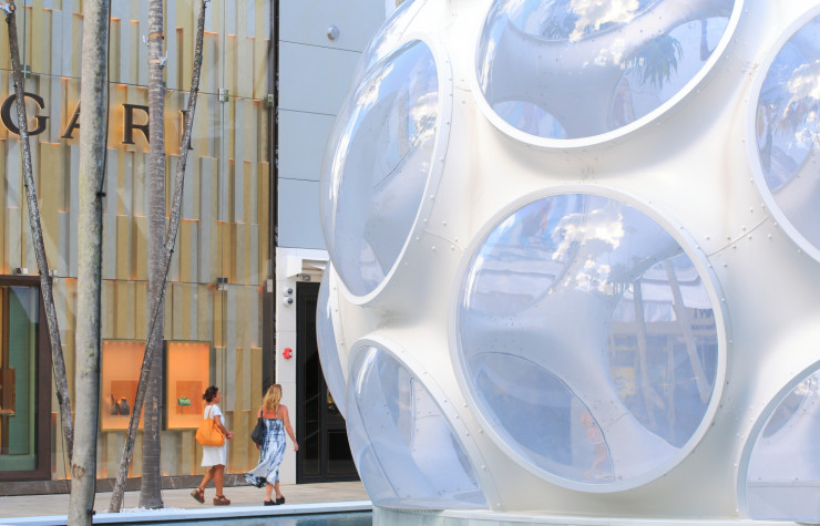 Dans le Design District, un dôme géodésique de Buckminster Fuller voisine avec une boutique Bulgari…