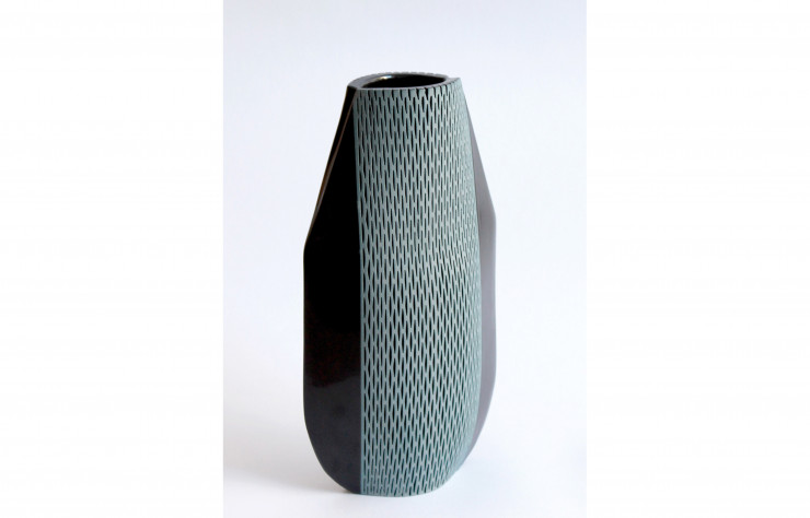 Le « Vase bleu et noir » d’Hélène Morbu édité en 2015 en Grès coloré dans la masse avec émail et un travail à la plaque22 x 12 cm