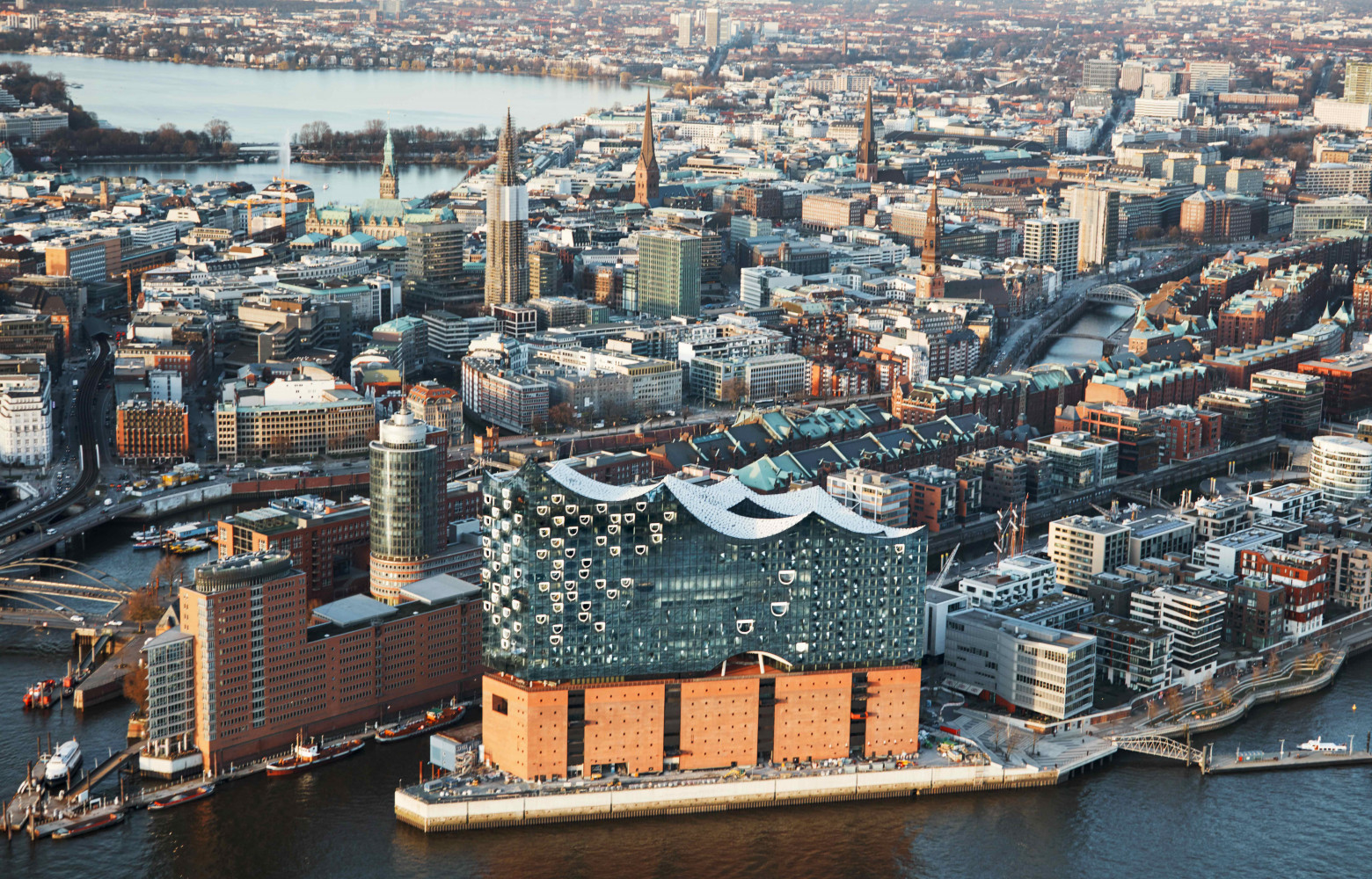 L’Elbphilharmonie se dresse sur les rives de l’Elbe, dans le quartier d’HafenCity à Hambourg.