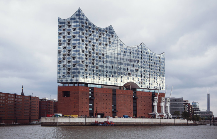 Imaginé par Herzog et de Meuron, le bâtiment de l’Elbphilharmonie vient se poser sur un ancien entrepôt de briques du port d’Hambourg.