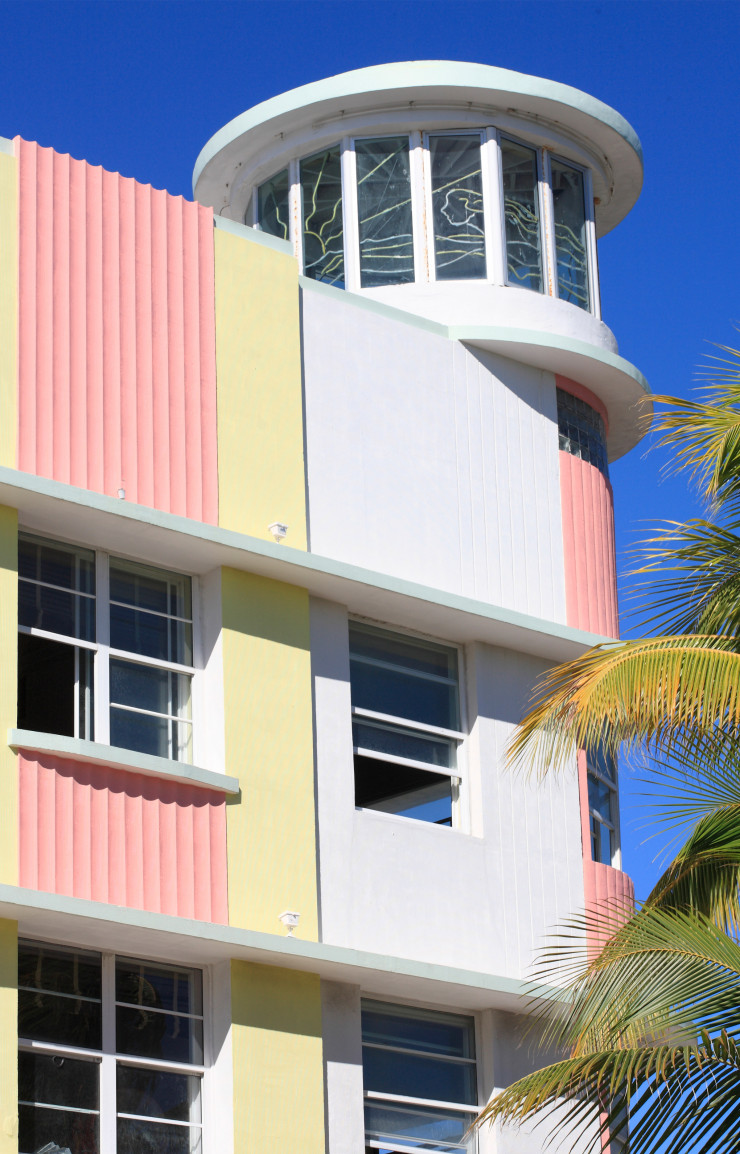 Dans Ocean Drive, une rue du quartier de South Beach. Les façades des hôtels Art déco dominent le paysage comme, ici, celle du Room Mate Waldorf Towers.