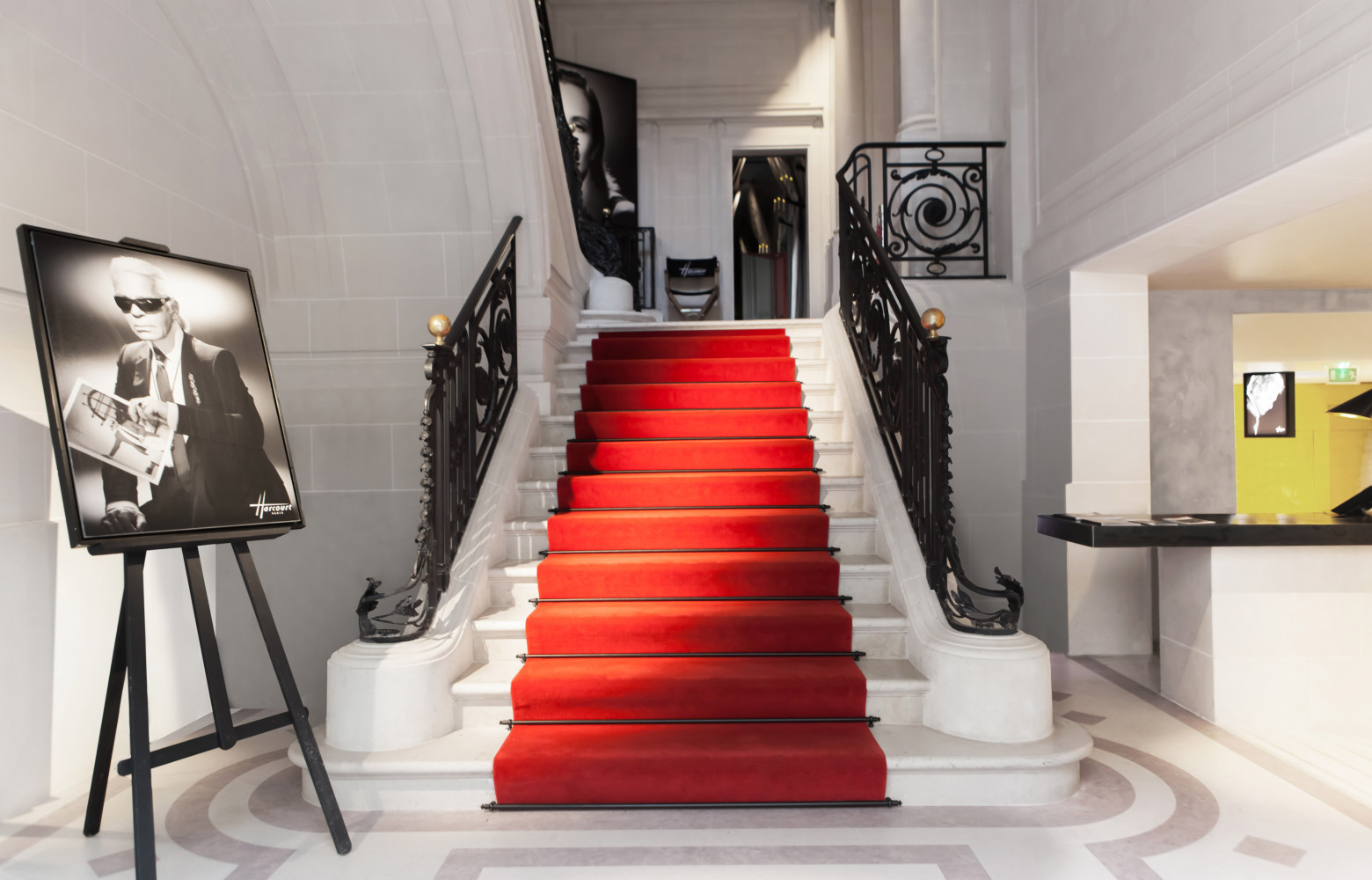 L'escalier monumental qui accueille les visiteurs a été dégagé pour laisser éclater son tapis rouge. Un travail...