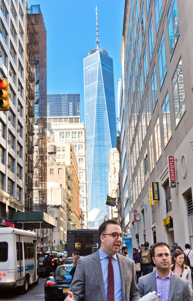 Entre Fulton Street et Wall Street, apparaît la plus haute tour de New York, le One World...