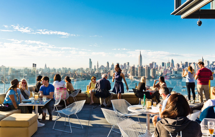 Depuis la terrasse du bar Westlight, perchée au sommet du nouvel hôtel The William Vale, vue imprenable sur les gratte-ciel de Manhattan qui s’étendent au-delà de l’East River.
