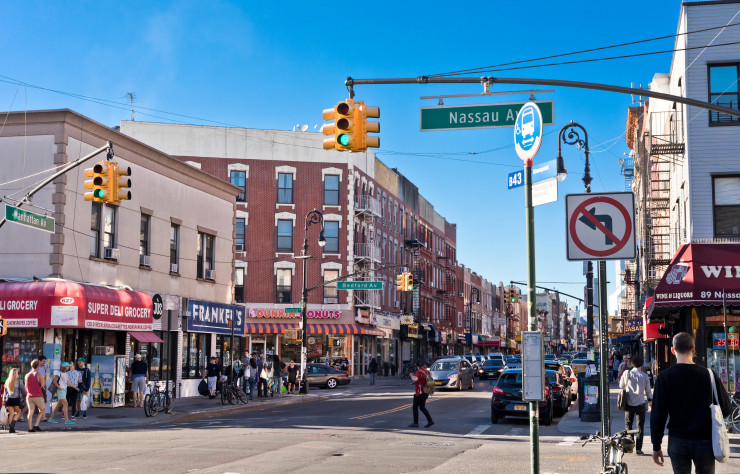 Au croisement de Nassau Avenue et de Bedford Avenue, point névralgique du quartier de Greenpoint, dans le nord de Brooklyn.