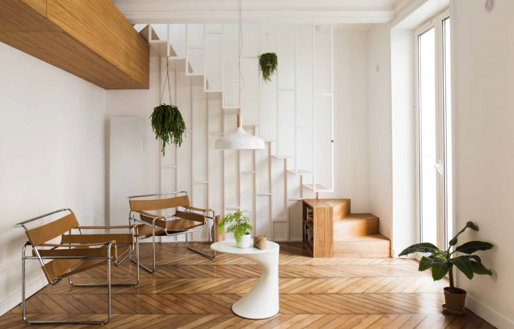 La finesse de l’escalier résonne avec les structures tubulaires des fauteuils « Wassily » de Marcel Breuer.