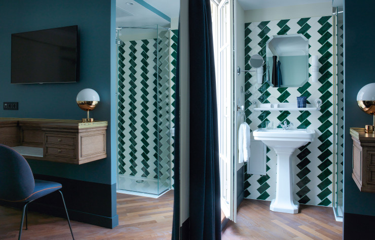 À l’Hôtel Bachaumont, dans le IIe arrondissement de Paris, on retrouve dans les chambres, les salles de bains et le restaurant la palette de la décoratrice : vert sapin, bleus, miroirs, cuivre et mobilier néorétro.