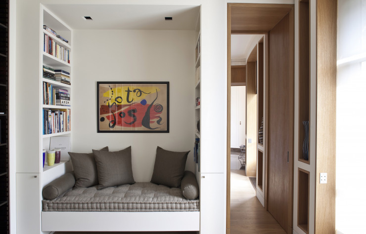 Dans le bureau de cet autre appartement parisien, le bois s’efface à l’intérieur des murs pour faire place à une oeuvre de Calder.