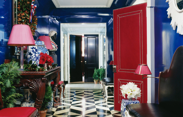 Dans l’appartement de Valerie Colas-Thibouville, à Manhattan, banc de la galerie d’antiquités John Rosselli Antiques ; porte gainée de cuir et décorée de clous argentés ; sol peint façon faux marbre et murs laqués bleu Klein.