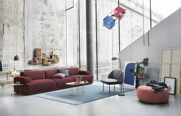 Disponibles en gris, le fauteuil « Oslo » et la lampe « Leaf » s’intègrent dans tous les intérieurs grâce à leur design épuré.