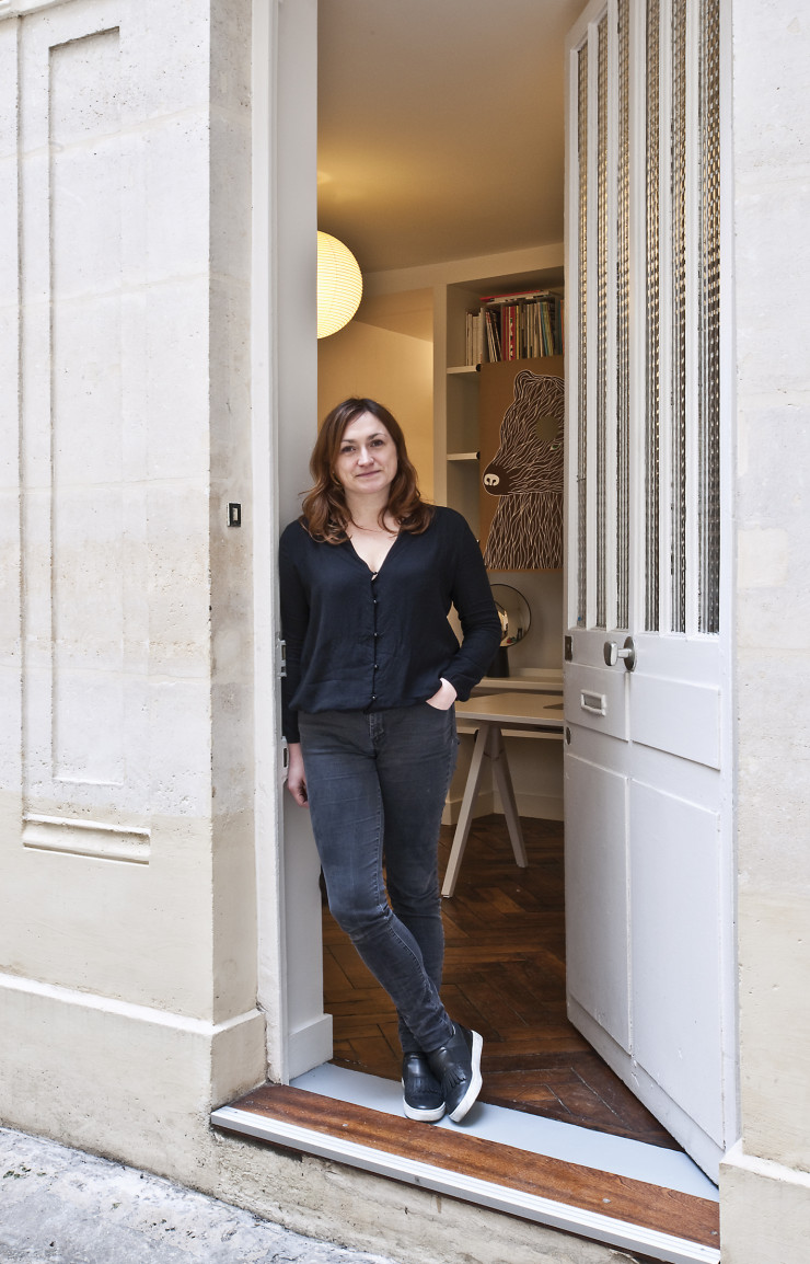 Ionna Vautrin au seuil de son studio parisien près de la gare de l’Est.