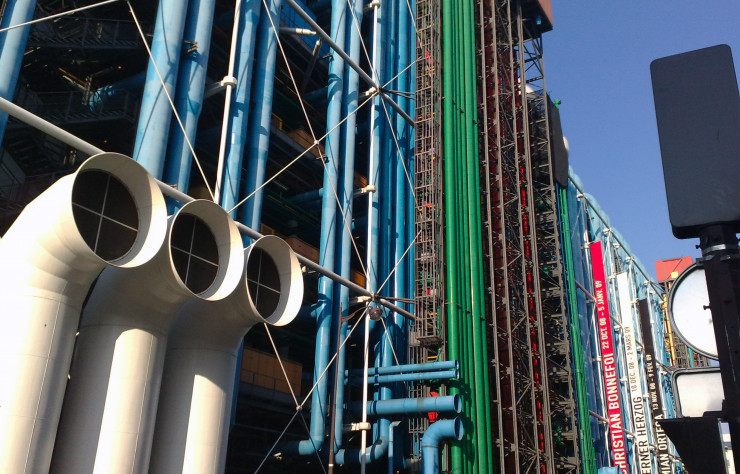La façade arrière du centre Pompidou dessiné par Renzo Piano, Richard Rogers, Gianfranco Franchini, Peter Rice et Mike Davies.
