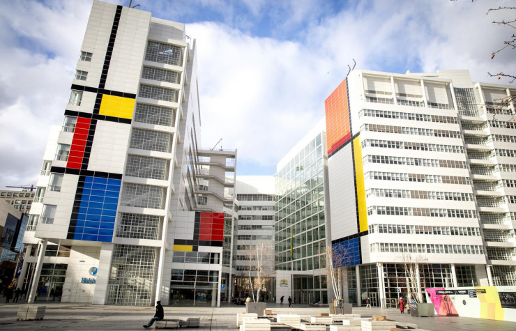 La façade de l’hôtel de ville de la Haye (Pays-Bas) prend les couleurs de Mondrian à l’occasion des 100 ans du mouvement De Stijl.