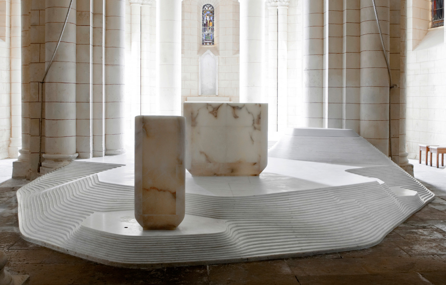 Le choeur en marbre blanc de l’église Saint-Hilaire de Melle (79).