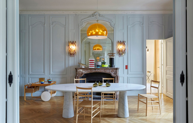 Dans l’appartement haussmannien de la décoratrice, rue de Lille (VIIe), on retrouve son audacieux goût de l’éclectisme et les pièces de mobilier et oeuvres d’art chères à son coeur : table en marbre de Carrare « Eros » d’Angelo Mangiarotti et chaises « Superleggera » de Gio Ponti.