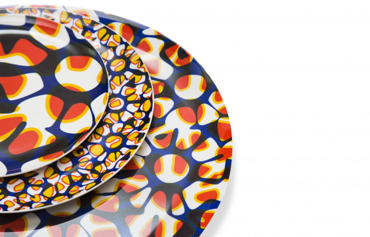 Appliqué sur de la vaisselle et du textile, le motif « Jorel » égaye également des plateaux en mélamine.