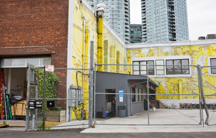 L'atelier de Daniel Arsham est situé dans une zone d'entrepôts du Queens, mais avec la skyline de Manhattan en ligne de mire…