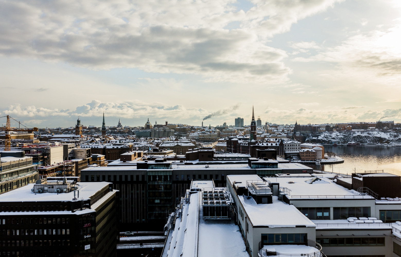 La terrasse supérieure de ce duplex s'ouvre sur le centre de Stockholm depuis le 14e étage.