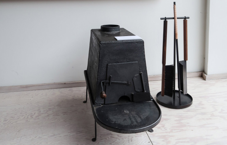 Set d’outils pour le feu de Thom Fougere, présentés au côté d’un poêle shaker original.