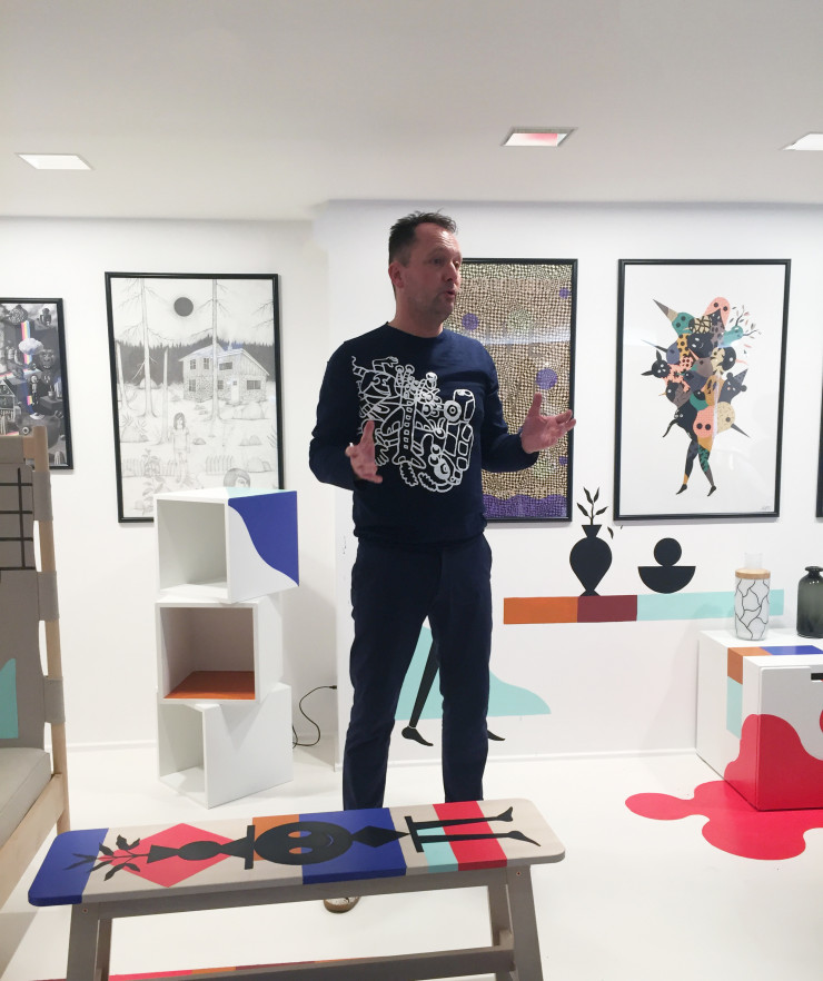 Henrik Most, creative leader d’IKEA, présente le travail des 12 artistes qui ont participé à la collection « Art Event ».