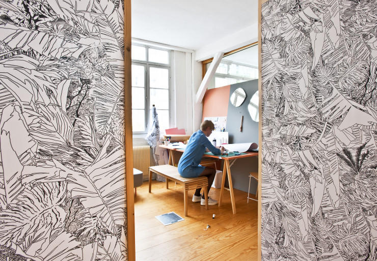 Au premier plan, dans l’atelier d’Amélie du Passage, le papier peint Jungle (design Tiphaine de Bodman).