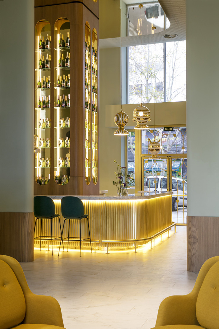 Le bar de l’hôtel et ses finitions précieuses rappellent les influences maures de l’identité esthétique espagnole.